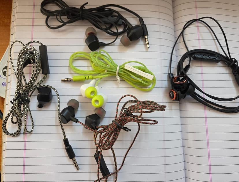 Wired In-Ear Earphones with 3.5mm Jack & Mic (Random Color) view 3