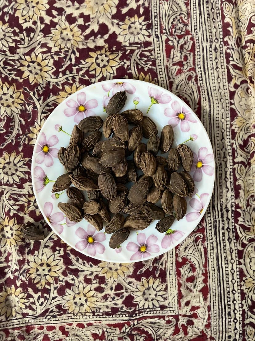 Ajji's Magic 100% Natural Black Cardamom/ Moti Elaichi Bold view 4