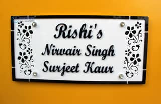 iCreations Personalized Floral Home Nameplate: Beauty Blooms at Your Doorstep