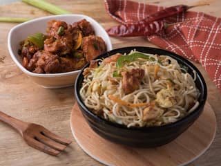 Chicken noodles & boneless chilli chicken