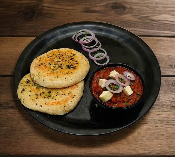 Paneer masala chole (gol) kulche