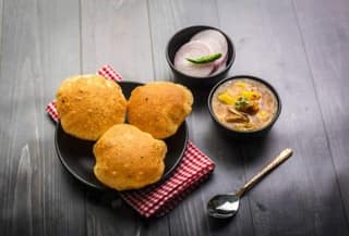 Puri bhaji [4 puris]