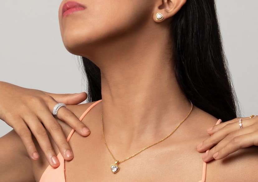 Gold Aureole Heart Jewellery Set view 4