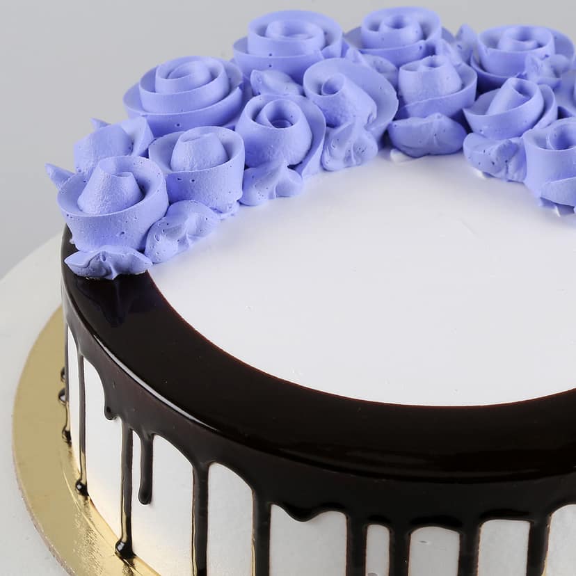 Roses On Top Black Forest Cake Half Kg view 4