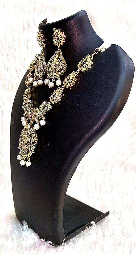 Gold-plated, pearl, and green stone necklace set view 2