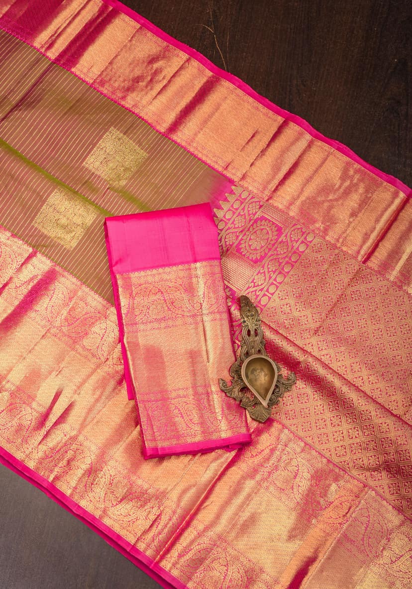 Triple Tone Vairaoosi Gadwal Silk Saree in Moss, Brown & Pink with Geometric Motifs | SILK MARK CERTIFIED view 4