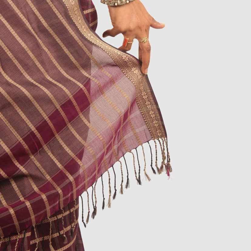 Wine Maroon Maheshwari Silk Cotton Saree with Golden Checkered Pattern and Zari Border view 9