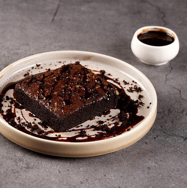 Brownie with chocolate sauce
