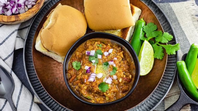 Mangsher ghugni with pav