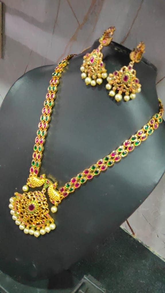 Gold-plated traditional Indian necklace and earring set with green stones and pearls view 4
