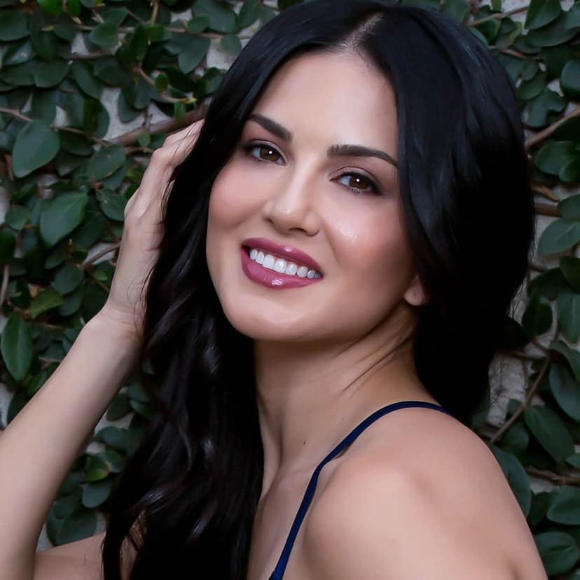 Star Struck by Sunny Leone Luxe Matte Lipstick - Sugar Plum, 4.2g view 5