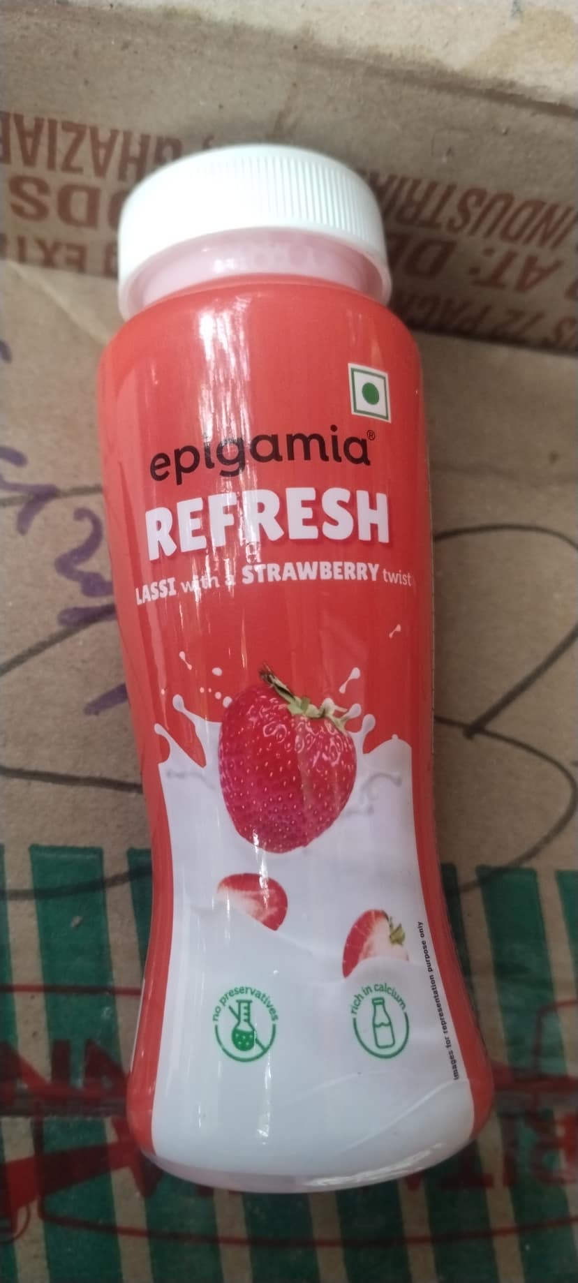 Epigamia Refresh Lass with a strawberry
