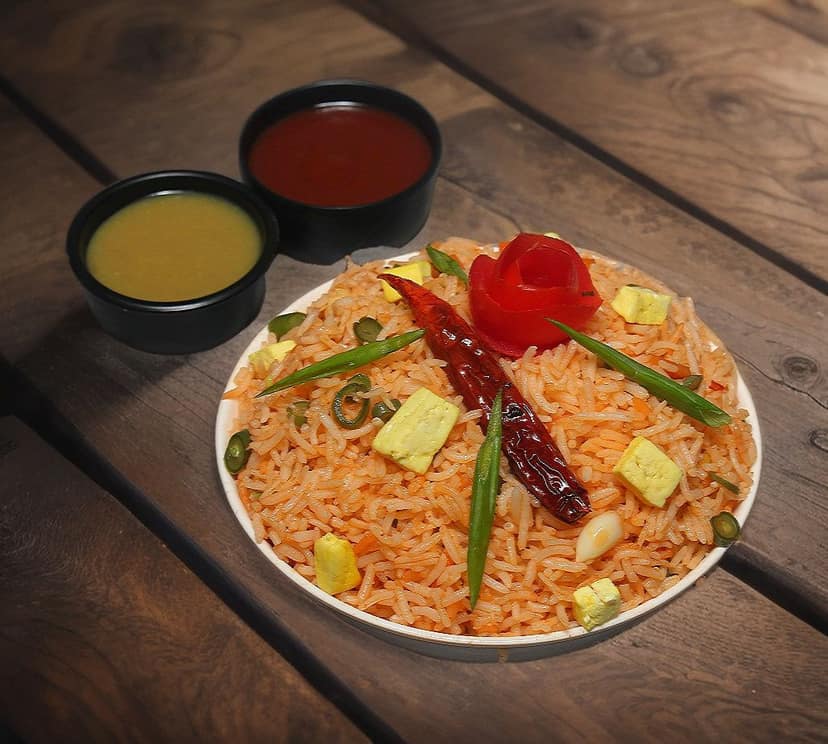 Garlic paneer fried rice 1 box [750 ml]