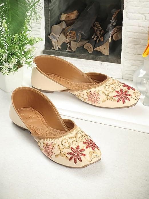 Women's Embroidered Traditional Juttis view 2
