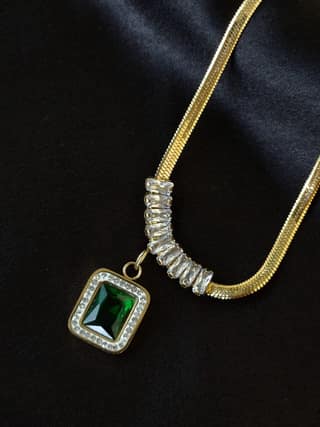 Luxurious Green Stone Pendant Necklace