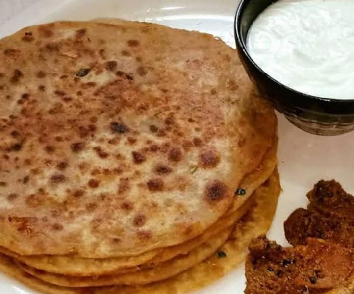 Mooli ke parathe with curd 2pcs