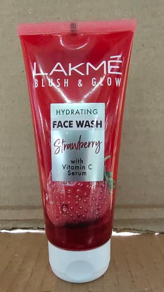 Lakme Facewash Blush & glow strawberry