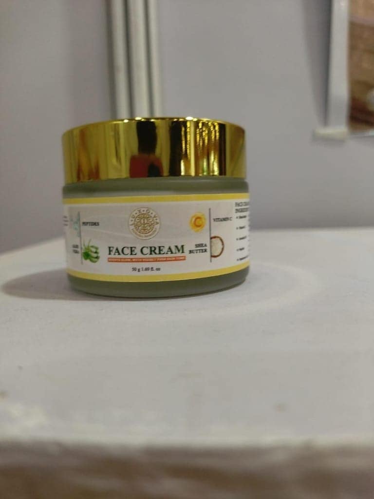 Face cream with Peptides and Vitamin C