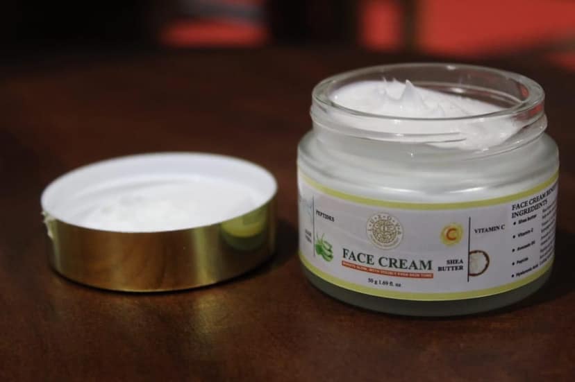 Face cream with Peptides and Vitamin C view 5