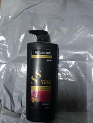 Tresemmé. Used by professionals Smooth & shine