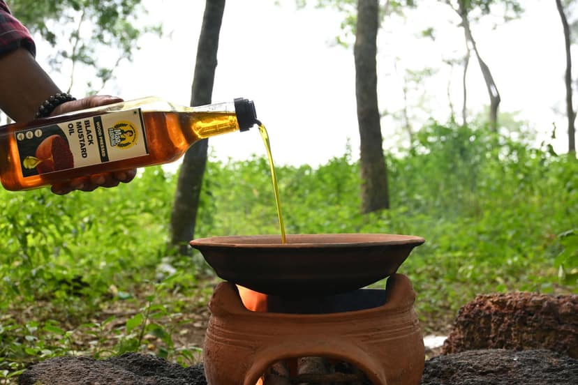 MAA FARMING - FROM SOIL TO PLATE 100% Pure and Natural Black Mustard Oil | Wood Pressed Mustard Oil with Rich Aroma & Flavour | Daily Cooking with Multipurpose Usage Oil (1Ltr) view 3