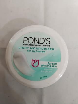 Pond's Light moisturiser Non-oily fresh feel For soft Glowing skin