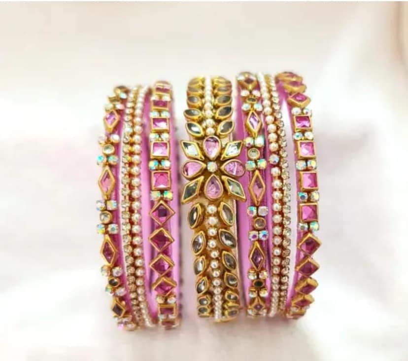 An exquisite set of 8 bangles, view 2