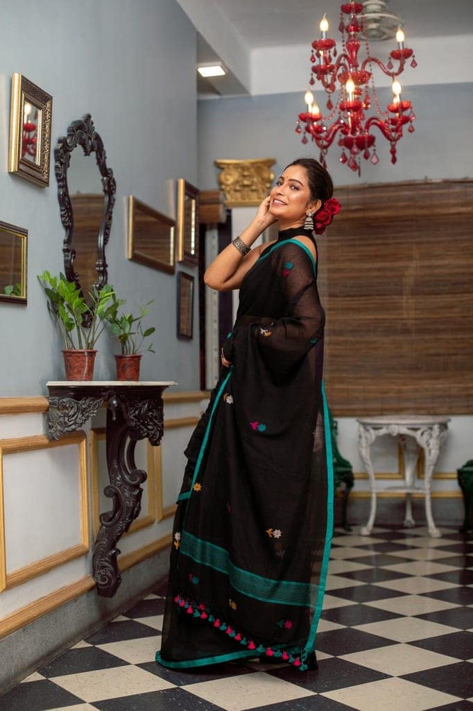 Mastaani ~ Pure Mul Cotton Handloom Saree with Beautiful Floral Weaves ~ Black view 3
