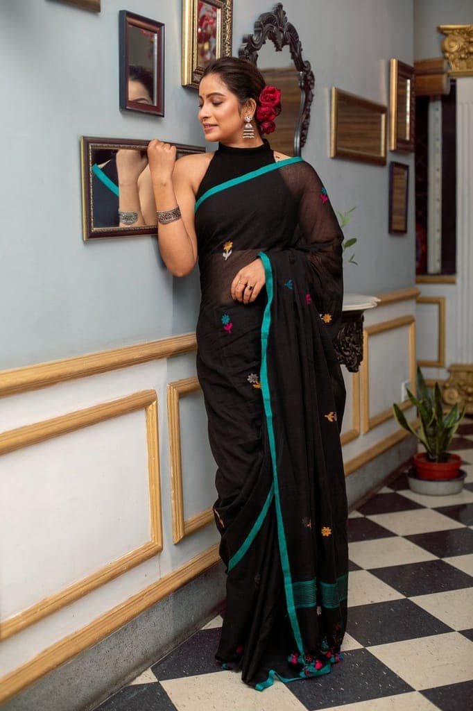 Mastaani ~ Pure Mul Cotton Handloom Saree with Beautiful Floral Weaves ~ Black view 4