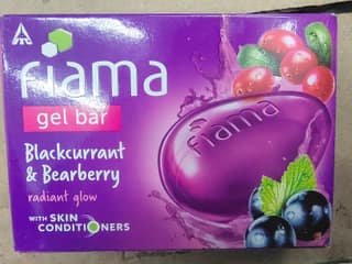 Fiama gel bathing bar blackcurrant and bearberry