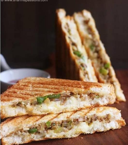 Mushroom sandwich with chips
