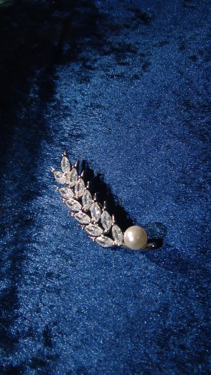 Royal Leaf Pearl Brooch view 2