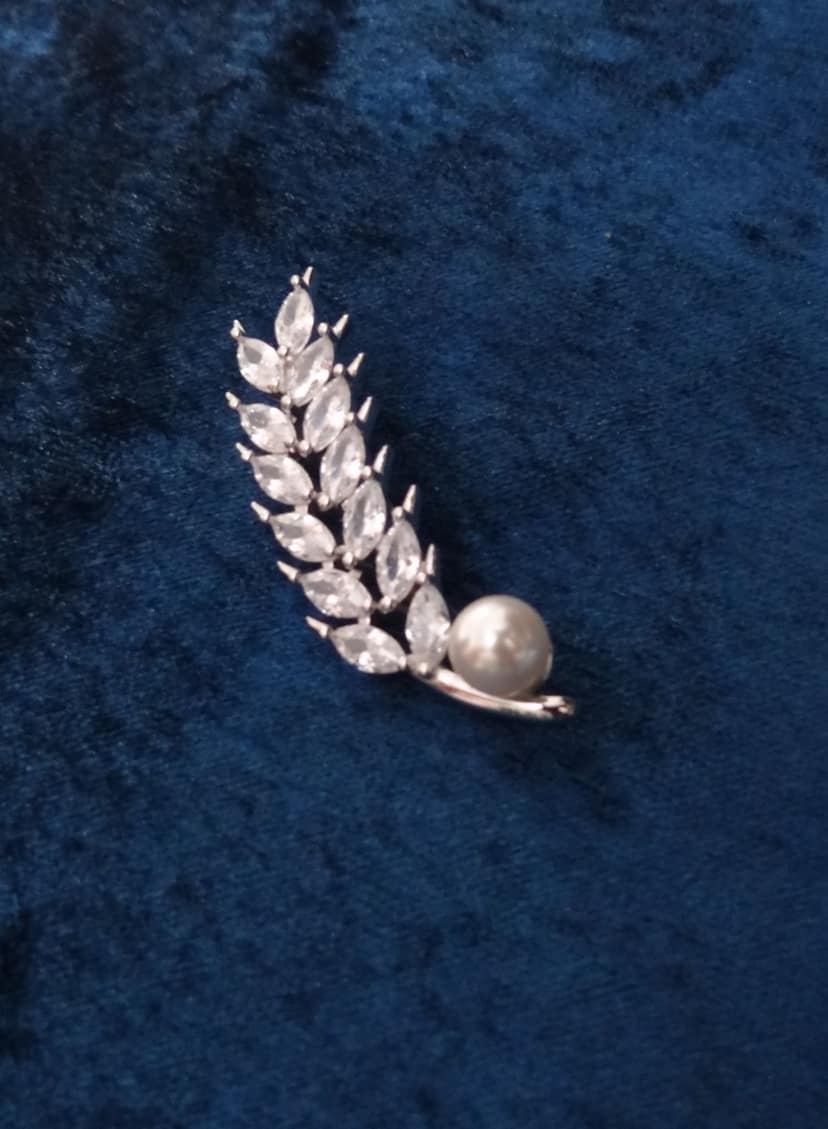 Royal Leaf Pearl Brooch view 3
