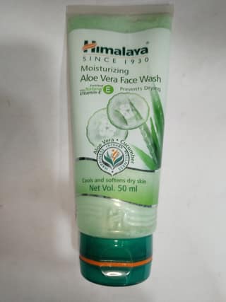 Himalaya Moisturizing Aloe vera face wash Cools and softens dry skin