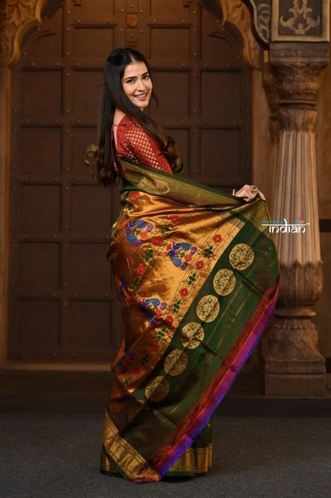 Parampara Revival ~ Handloom Pure Silk Maharani Paithani with Majestic Maharani Pallu in Dual Tone Green Red view 3