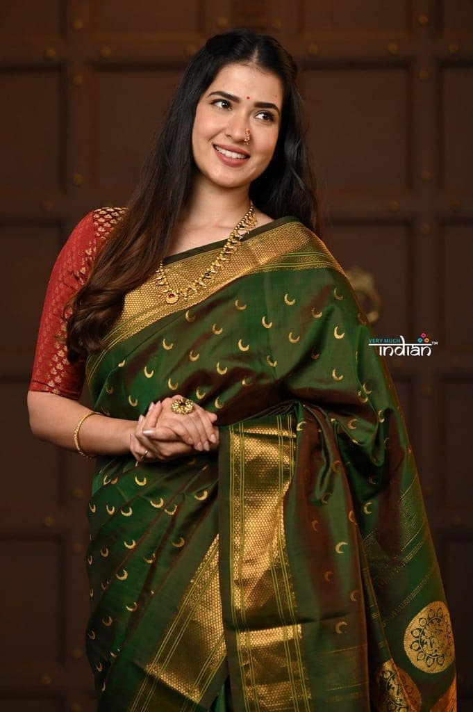 Parampara Revival ~ Handloom Pure Silk Maharani Paithani with Majestic Maharani Pallu in Dual Tone Green Red view 5