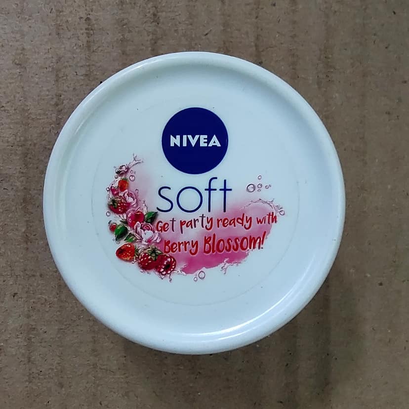 Nivea soft light moisturiser berry blossom