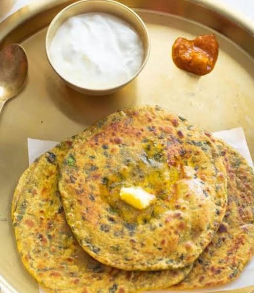 Methi ke parathe (3pcs) with curd & pickle