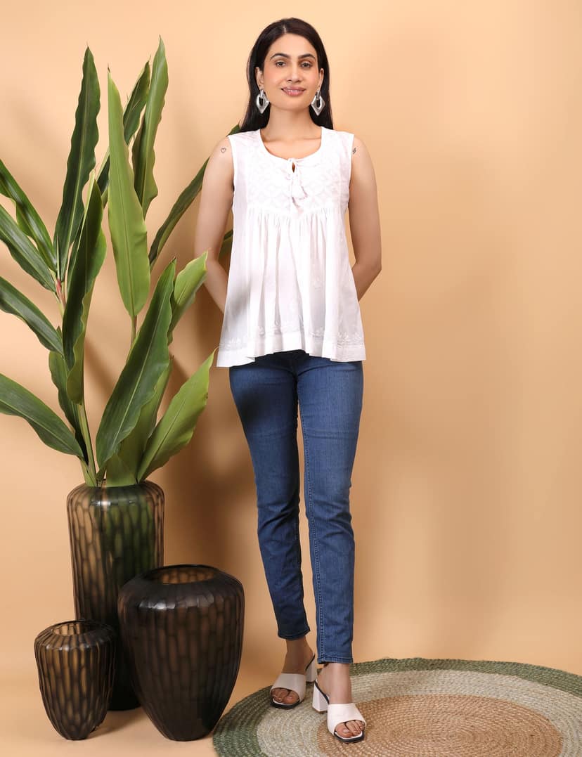 Shwet Women Purple Chikankari Sleevless Yoke Top