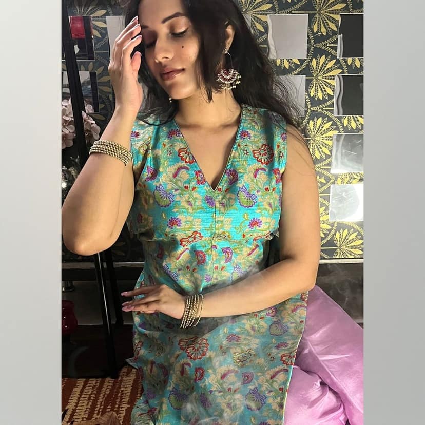 Green Banarasi Kingkhap Silk Slit Kurta Set with Lilac Pants – Sleeveless Festive Wear for Women view 2