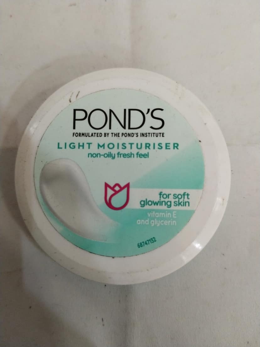 Pond's Light moisturiser Non-oily fresh feel For soft Glowing skin