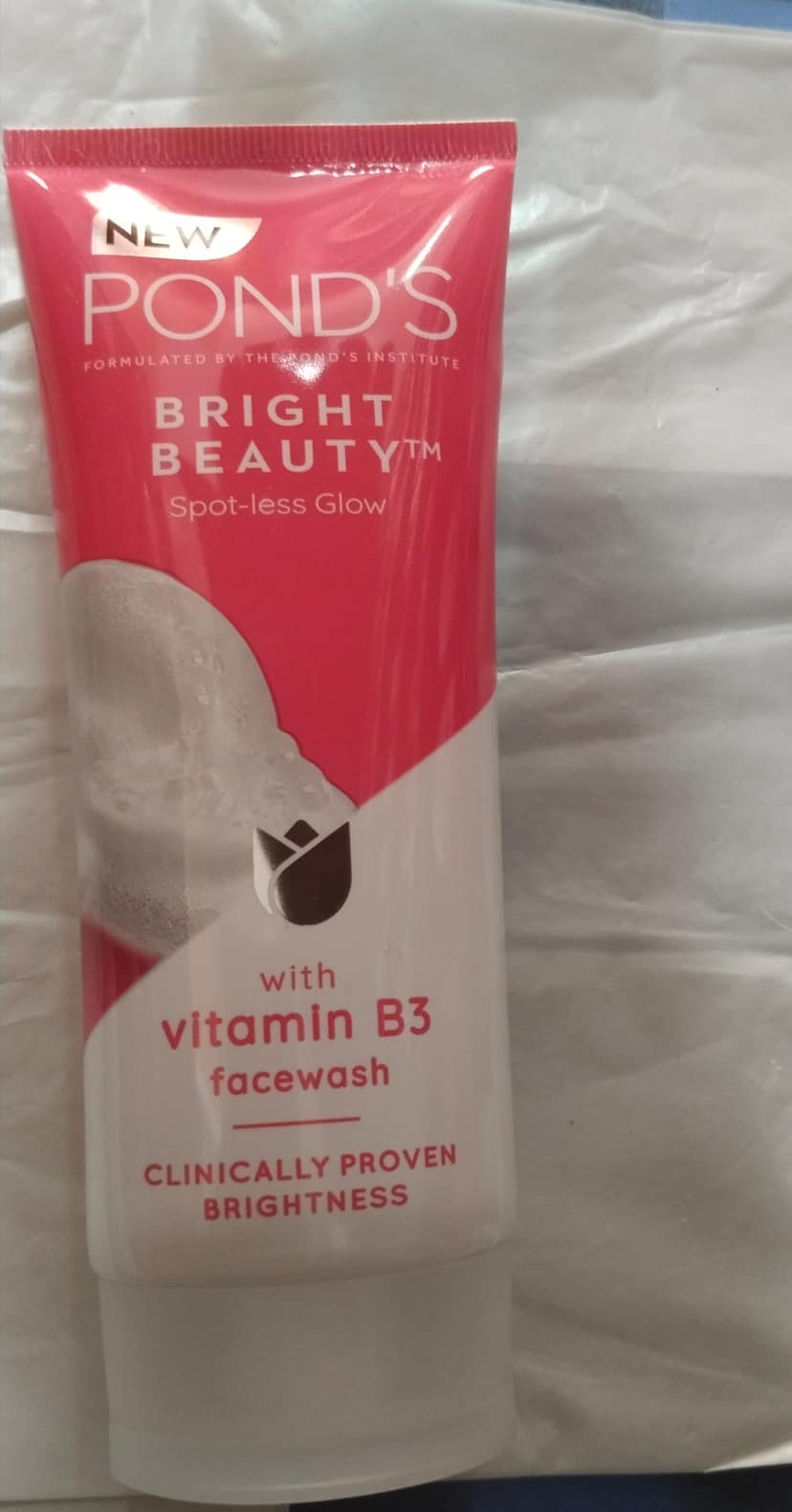 Pond's Bright Beauty Spot-less glow Facewash