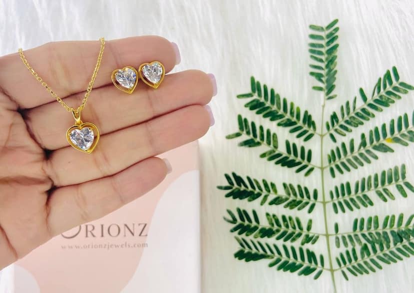 Gold Aureole Heart Jewellery Set view 6