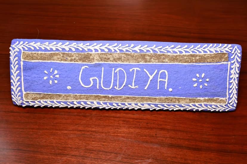 Tulip Decorative Wooden Sign with Blue Paint and White Leaf Border Pattern, Rustic Wall Decor