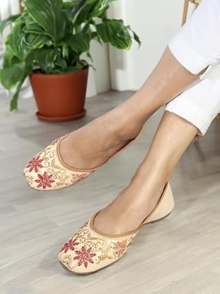 Women's Ethnic Punjabi Juttis | Traditional Slip-On Flats with Peacock Embroidery | Cushioned Footbed for Comfort | Comfortable & Stylish Punjabi Juttis for Girls & Women