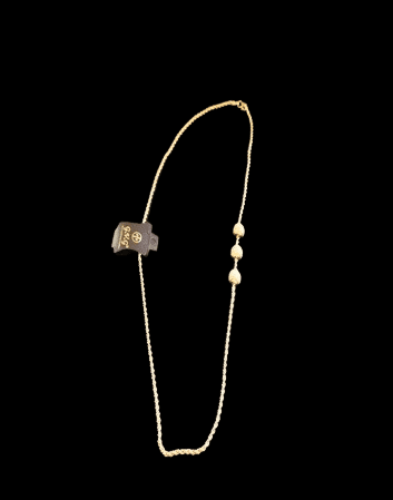 Elegant Gold Necklace with Exquisite Design