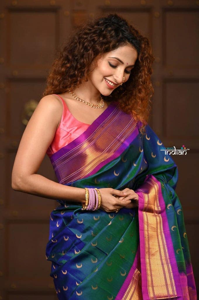 Chandrakor ~ Handloom Pure Silk Maharani Paithani with Majestic Maharani Pallu in Peacock Blue view 5