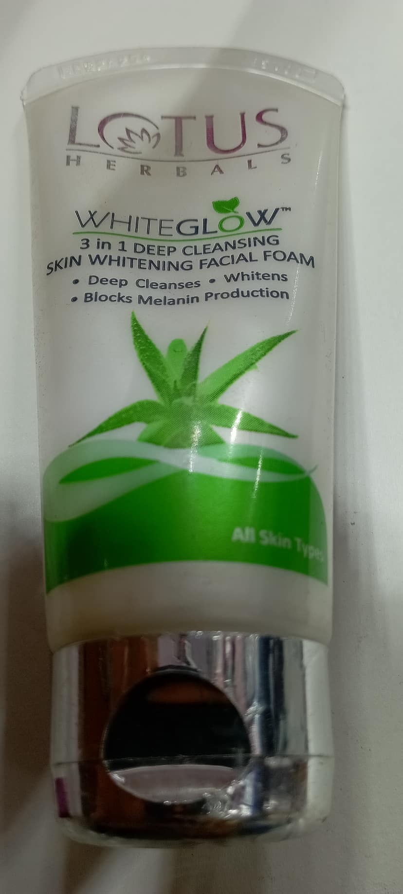 Lotus herbals white glow 3in 1 deep cleansing skin whitening facial foam 50 g