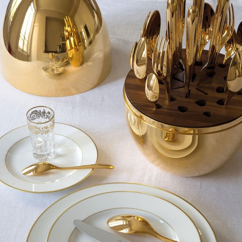 Golden Cutlery Set – 24-Pc with Oval Stand