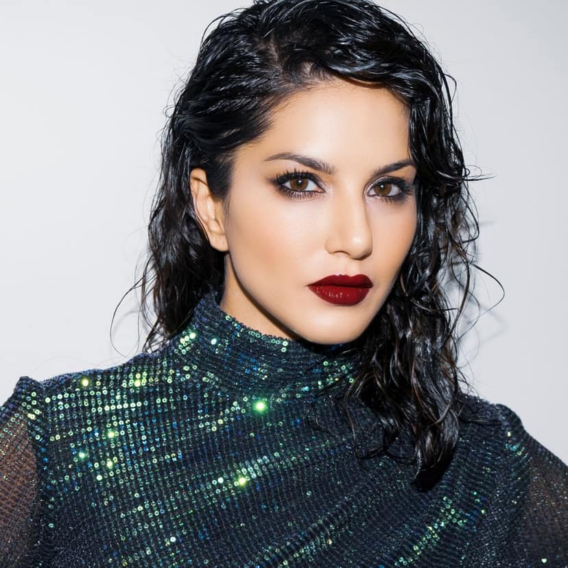 Star Struck by Sunny Leone Luxe Matte Lipstick - Midnight Twinkle, 4.2g view 4